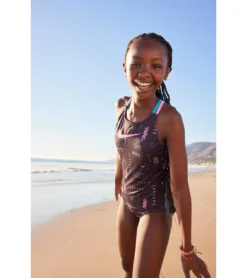 Nike Girls' Logo Toss Spiderback One Piece Swimsuit (Big Kid) -Speede Trendy 7763486539944 black 4a