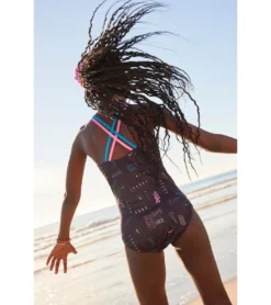 Nike Girls' Logo Toss Spiderback One Piece Swimsuit (Big Kid) -Speede Trendy 7763486539944 black 5a